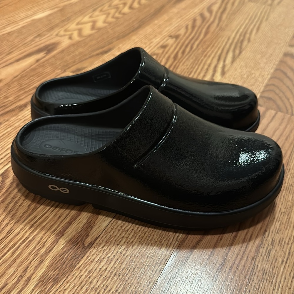 OOFOS OOcloog New Black Luxe Clogs size 7
